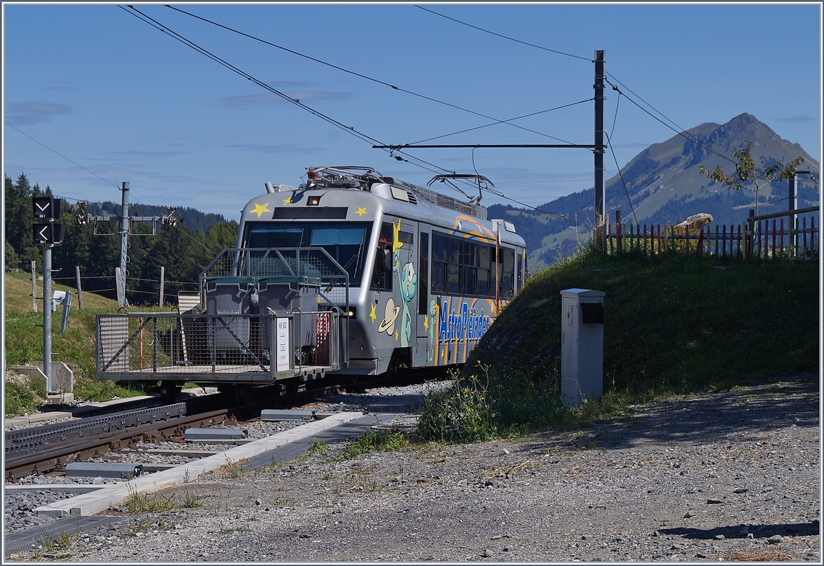 Zu meiner Überraschung kam kurz nach dem ABeh 2/6 der CEV Beh 2/6 N° 72  Astro Pléiades  mit dem KK 502 für die Müllentsorgung den Berg hochgefahren und ich konnte ihn hier bei der Einfahrt Les Pléiades fotografieren. 27. August 2018