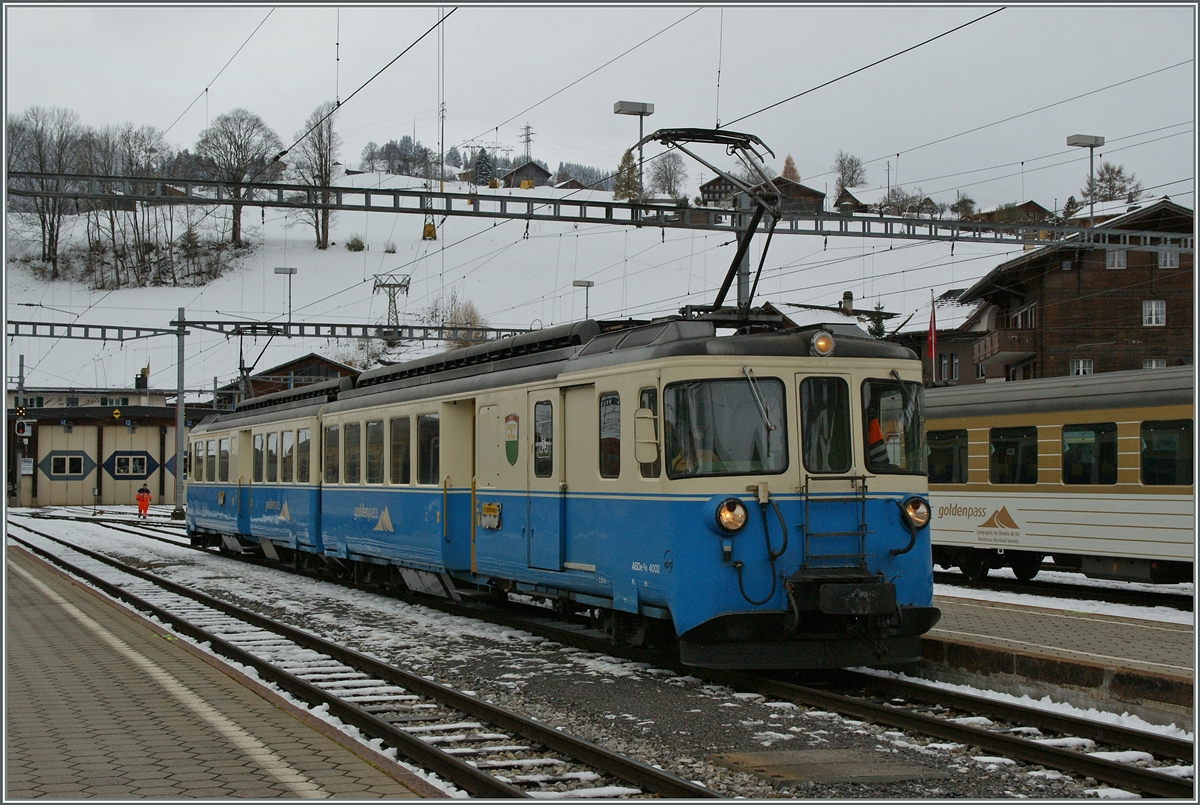 Zu unserer Freude war im regionalzugsumlauf 2417/2418 (Zweisimmen - Saanen - Zweisimmen) der ABDe 8/8 4002 (statt eines Lenker-Pendels) eingeteilt. Hier erreicht der ABDe 8/8 4002 als 2418 Zweisimmmen.
24. Nov. 2013