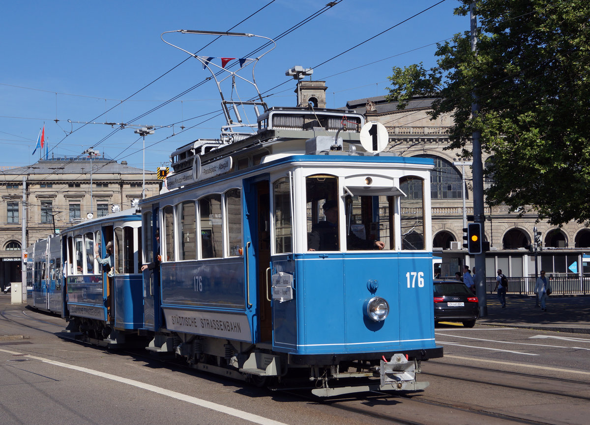 ZRCHER TRAMPARADE 2017 
VBZ: Aus Anlass des Jubilums 50 Jahre Verein Tram-Museum Zrich und 10 Jahre Tram-Museum Burgwies wurde am Sonntagmorgen, 21. Mai 2017 ein einmaliger Tram-Korso durchgefhrt. 

Beteiligt waren nicht weniger als 17 Strassenbahnwagen vom sonst im Verkehrshaus zu sehenden Rsslitram ber das lteste elektrische Tram mit Jahrgang 1897 bis zum modernen Niederflurfahrzeug. Was diese einzigartige Parade noch spezieller machte waren die mitfahrenden Passagiere, welche alle epochengerecht gekleidet waren. Der Korso begann um 9 Uhr am Limmatquai und fhrt ber Bellevue – Quaibrcke – Paradeplatz – Hauptbahnhof – Central zurck an den Ausgangsort. Anschliessend an die Rundfahrt blieben die mit ihren Passagieren bevlkerten historischen Wagen bis 11 Uhr am Limmatquai zwischen Mnsterbrcke und Rudolf Brun Brcke zur Besichtigung.
Foto: Walter Ruetsch
