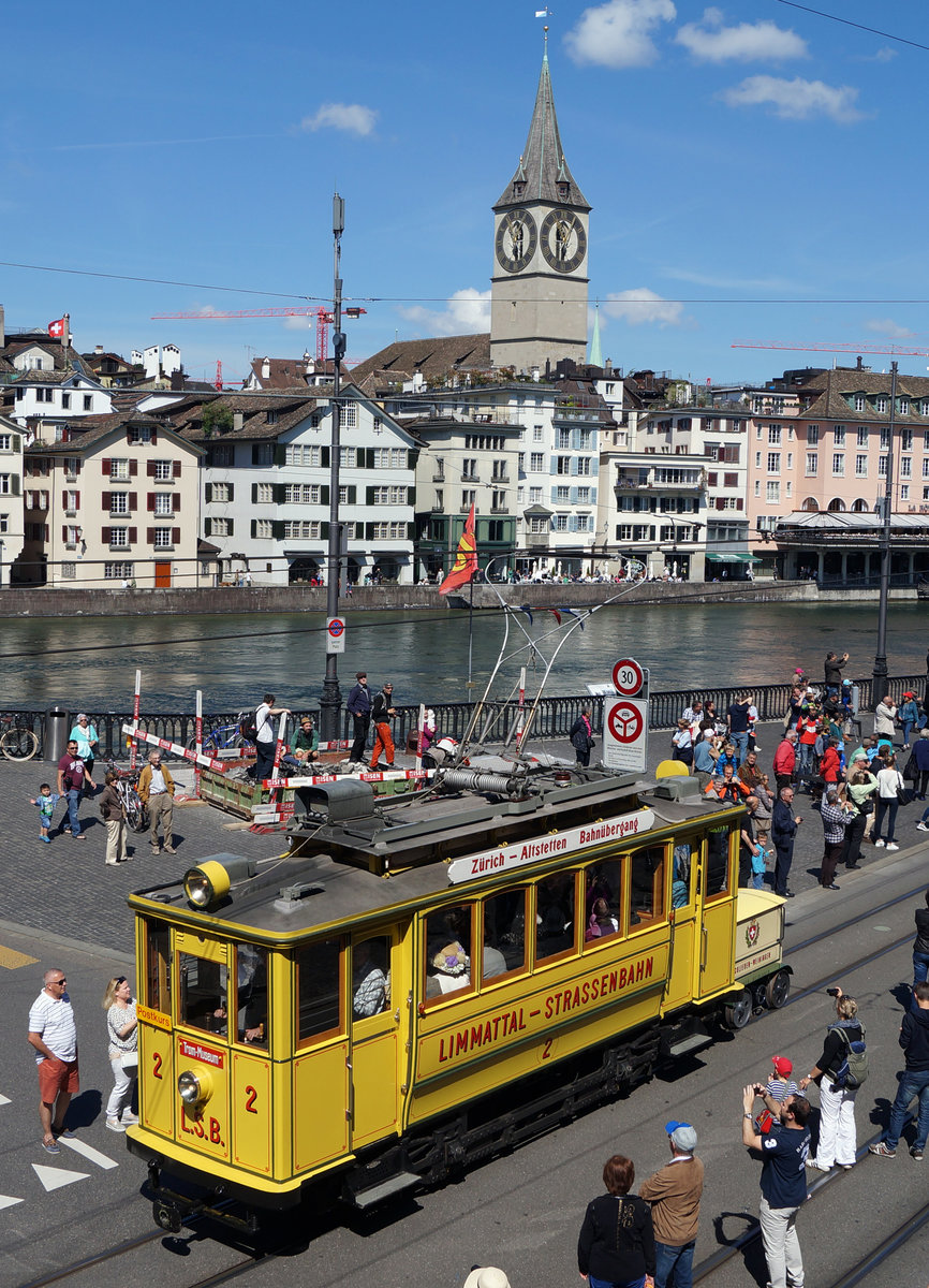 ZRCHER TRAMPARADE 2017 
VBZ: Aus Anlass des Jubilums 50 Jahre Verein Tram-Museum Zrich und 10 Jahre Tram-Museum Burgwies wurde am Sonntagmorgen, 21. Mai 2017 ein einmaliger Tram-Korso durchgefhrt. 

Beteiligt waren nicht weniger als 17 Strassenbahnwagen vom sonst im Verkehrshaus zu sehenden Rsslitram ber das lteste elektrische Tram mit Jahrgang 1897 bis zum modernen Niederflurfahrzeug. Was diese einzigartige Parade noch spezieller machte waren die mitfahrenden Passagiere, welche alle epochengerecht gekleidet waren. Der Korso begann um 9 Uhr am Limmatquai und fhrt ber Bellevue – Quaibrcke – Paradeplatz – Hauptbahnhof – Central zurck an den Ausgangsort. Anschliessend an die Rundfahrt blieben die mit ihren Passagieren bevlkerten historischen Wagen bis 11 Uhr am Limmatquai zwischen Mnsterbrcke und Rudolf Brun Brcke zur Besichtigung.
Foto: Walter Ruetsch
