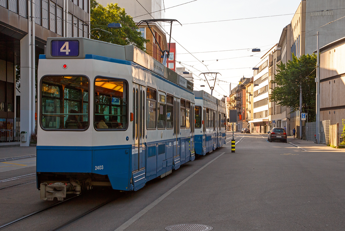 Zrich am 07.06.2015: Whrend wir erst mal frhstcken wollen, fhrt die VBZ Tram 2000 (Be 4/6 Nr. 2062 gekuppelt mit dem fhrerstandlosen motorisierten Anhnger  Be 2/4 „Pony“  vom Escher-Wyss-Platz weiter als Linie 4 in Richtung Bahnhof Tiefenbrunnen.

Die Tram 2000 ist der Name eines Tramtyps der von den Verkehrsbetrieben Zrich (VBZ) betriebenen Strassenbahn Zrich mit der Bauartenbezeichnung Be 4/6 (bzw. Be 2/4 und Be 4/8), welche zwischen 1976 und 1992 gebaut wurden.  

In einer zweiten Beschaffung, zwischen 1985 und 1987, folgten weitere 52 Be 4/6, zudem als fhrerstandlose Beitriebwagen kamen nun 20 vierachsige Grossraumwagen (Be 2/4) in den Bestand, die den Spitznamen Pony erhielten. Da sich die Motorisierung der ersten Serie als zu schwach erwiesen hatte, erhielten die Fahrzeuge der zweiten Serie strkere Motoren eingebaut. Die fhrerstandlosen Wagen knnen nur in Doppeltraktionen als zweiter Wagen (Anhnger) hinter einem gewhnlichen Be 4/6 eingesetzt werden, fr Rangierfahrten im Depot sind sie allerdings vorne und hinten mit Hilfsfhrerstnden ausgestattet


Technische Daten  (2. Serie - Motorwagen Be 4/6  Tram 2000 ):
Fahrzeugnummer: 2046 – 2098
Baujahre:   1985 bis 1987
Stckzahl: 52 (Motorwagen)
Spurweite:  1.000 mm (Meterspur)
Achsformel: B'2'B'
Lnge ber Kupplung:  21.400 mm
Breite: 2.200 mm
Hhe: 3.600 mm
Leergewicht:  26,5 Tonnen
Leistung: 308 kW / 420 PS  (2 Motoren  154 kW / 210 PS)  
Stromsystem: 600 V DC
Sitzpltze: 48 
Stehpltze: 35 (bei 2 Personen pro m2 )


Technische Daten  (2. Serie - Motorisierter Anhnger Be 2/4  Pony ):
Fahrzeugnummer: 2401 - 2420
Baujahre:   1985 bis 1987
Stckzahl: 20 
Spurweite:  1.000 mm (Meterspur)
Achsformel: 2'B'
Lnge ber Kupplung:  15.400 mm
Breite: 2.200 mm
Hhe: 3.600 mm
Leergewicht:  18,5 Tonnen
Leistung: 154 kW / 210 PS (1 Motor)  
Stromsystem: 600 V DC
Sitzpltze: 35
Stehpltze: 26 (bei 2 Personen pro m2 )
