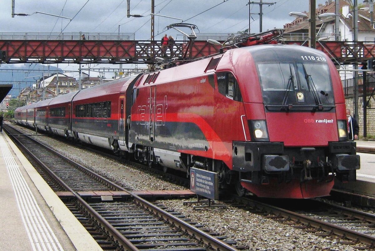 Zürich hat der Geist bekommen: RailJet mit ÖBB 1116 218  Spirit of Zürich  präsentiert sich am leider verregneten 26 September 2010 in Neuchatel während das Bahnfest 100 Ans Arc Jurassienne.