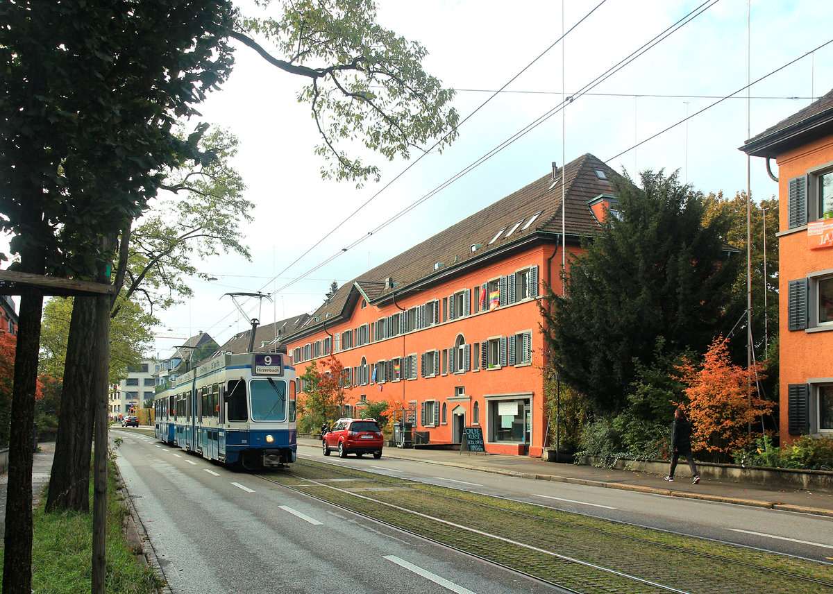 Zürich Irchel, Winterthurerstrasse: Vor den abzureissenden charakteristischen Häusern aus den Jahren 1923-1926 der Baugenossenschaft Oberstrass kommt Tram 2000 Komposition 2026 mit  motorisiertem Anhänger  2413. 17.Oktober 2020 