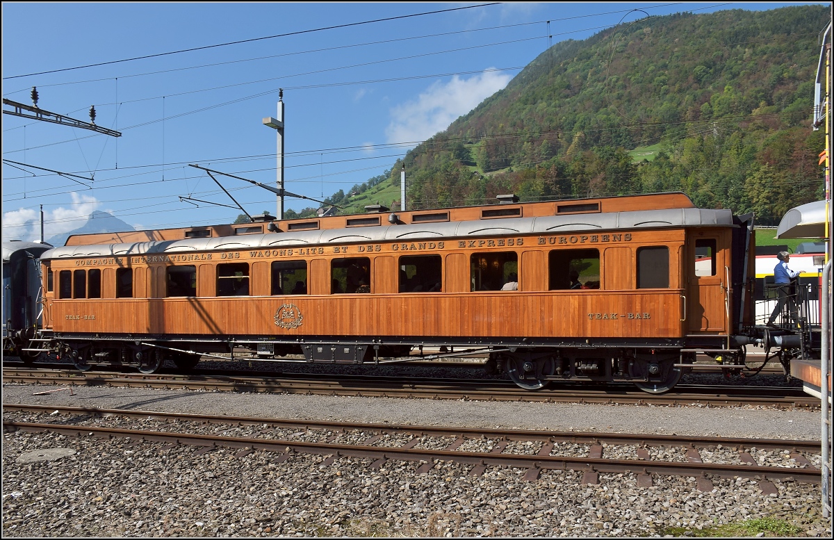 Zufällig in Seewen erhascht, den Sonderzug mit Ae 6/8 208 und ein paar wenigen Orientexpresswagen. Kaum da fuhr der Zug auch schon los, so dass ich mich mit einem bescheidenen Fotostandort zufrieden geben musste. Die Teak-Bar kam aber doch einigermassen passend auf den Chip. September 2018.