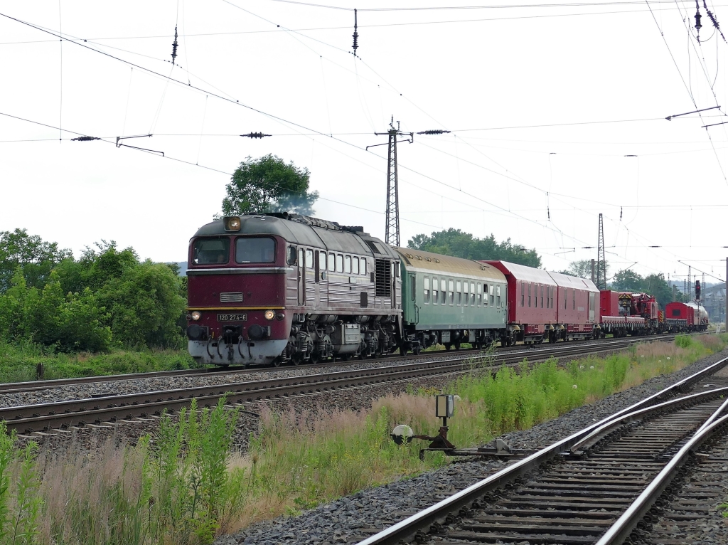Zuf�hrung nach zum Tag der offenen T�r im DB Werk Fulda. BWARN 120 274 mit Schlaf- und Begleitwagen, sowie dem DB Netz Notfallkran- und Gefahrgutzug aus Leipzig-Engelsdorf, am 24.06.2022 in Naumburg (S) Hbf.