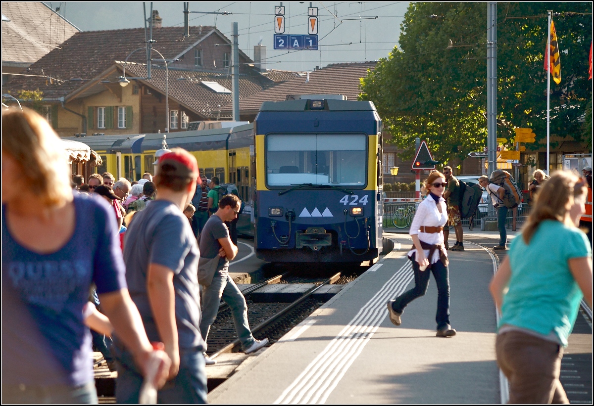 Zug der Berner-Oberland-Bahn fhrt aus Wilderswil aus. Sofort strmen die Menschenmassen die bergnge zum Bahnhof. Fr solch einen Ansturm wre keine Unterfhrung der Welt geeignet... Oktober 2011