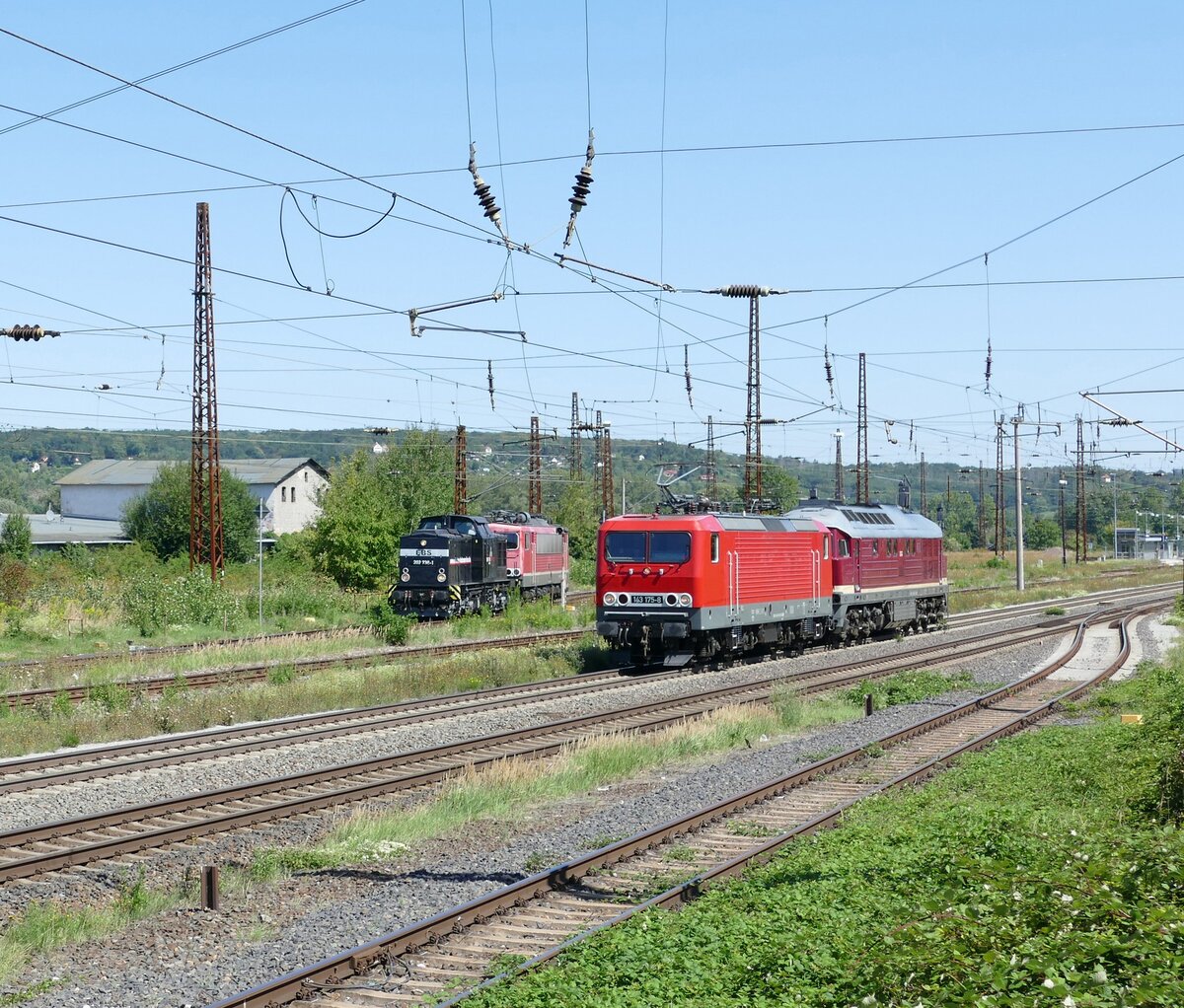 Zugbegegnung am 11.08.2023 in Naumburg (S) Hbf. EBS 202 738 war mit der FWK 155 119 nach Karsdorf unterwegs und die Salzland Rail Service GmbH 143 175 mit der 232 088 in Richtung Frankenwald. (Foto: Wolfgang Krolop)