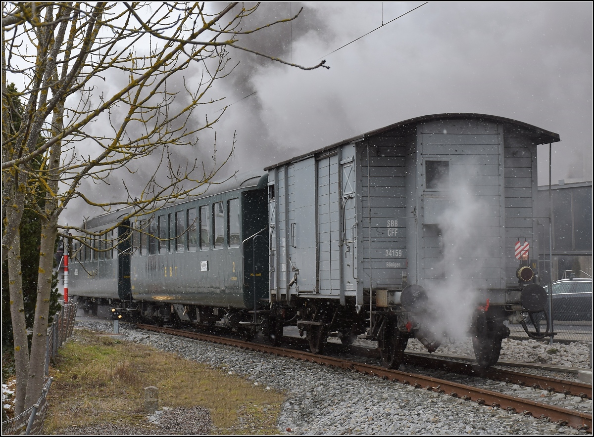 Zugende des Leichtstahlwagenzugs des Vereins historische Emmentalbahn. Am Ende der beheizte Güterwagen K2. Huttwil, Februar 2018.