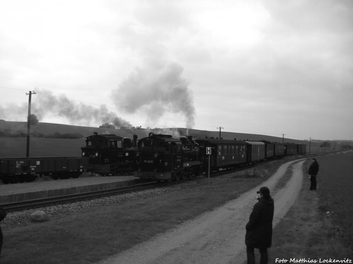 Zugkreuzung von 99 4511 und der RBB 99 4633 (Mh 53) am Hp. Seelvitz am 12.10.14