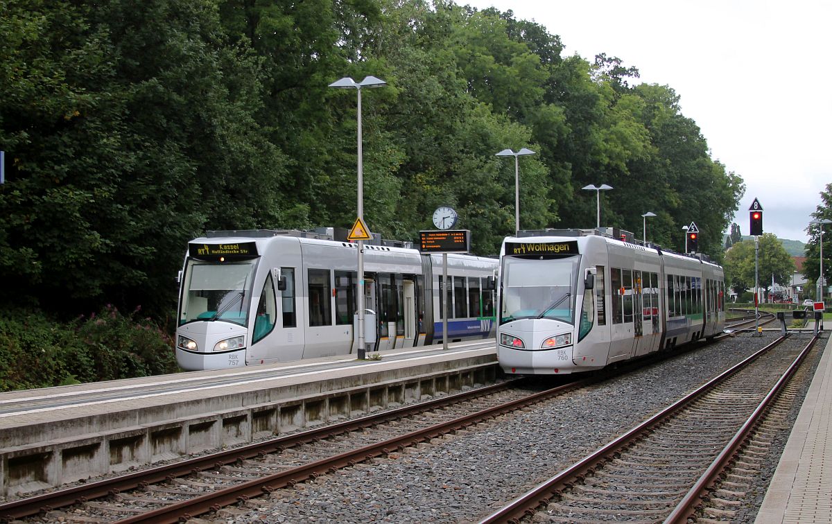 Zugkreuzung Regio Tram Kassel in Zierenberg: RBK 757 (689 757) nach Kassel X RBK 760 (689 760) nach Wulfhagen 29.8.2021 