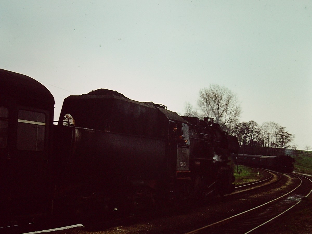 Zugkreuzung von zwei Personenz�gen, am 05.05.1980 in Lodersleben. (Foto: Klaus Pollm�cher)
