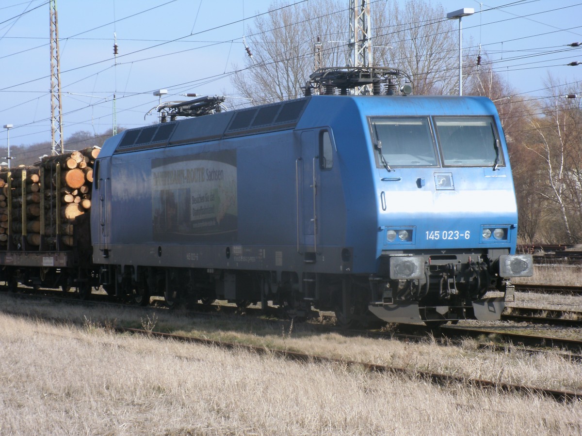 Zuglok vor einem Holzzug war,am 01.März 2014,die PRESS 145 023-6 die hier abgebügelt in Bergen/Rügen bereits am Zug stand.