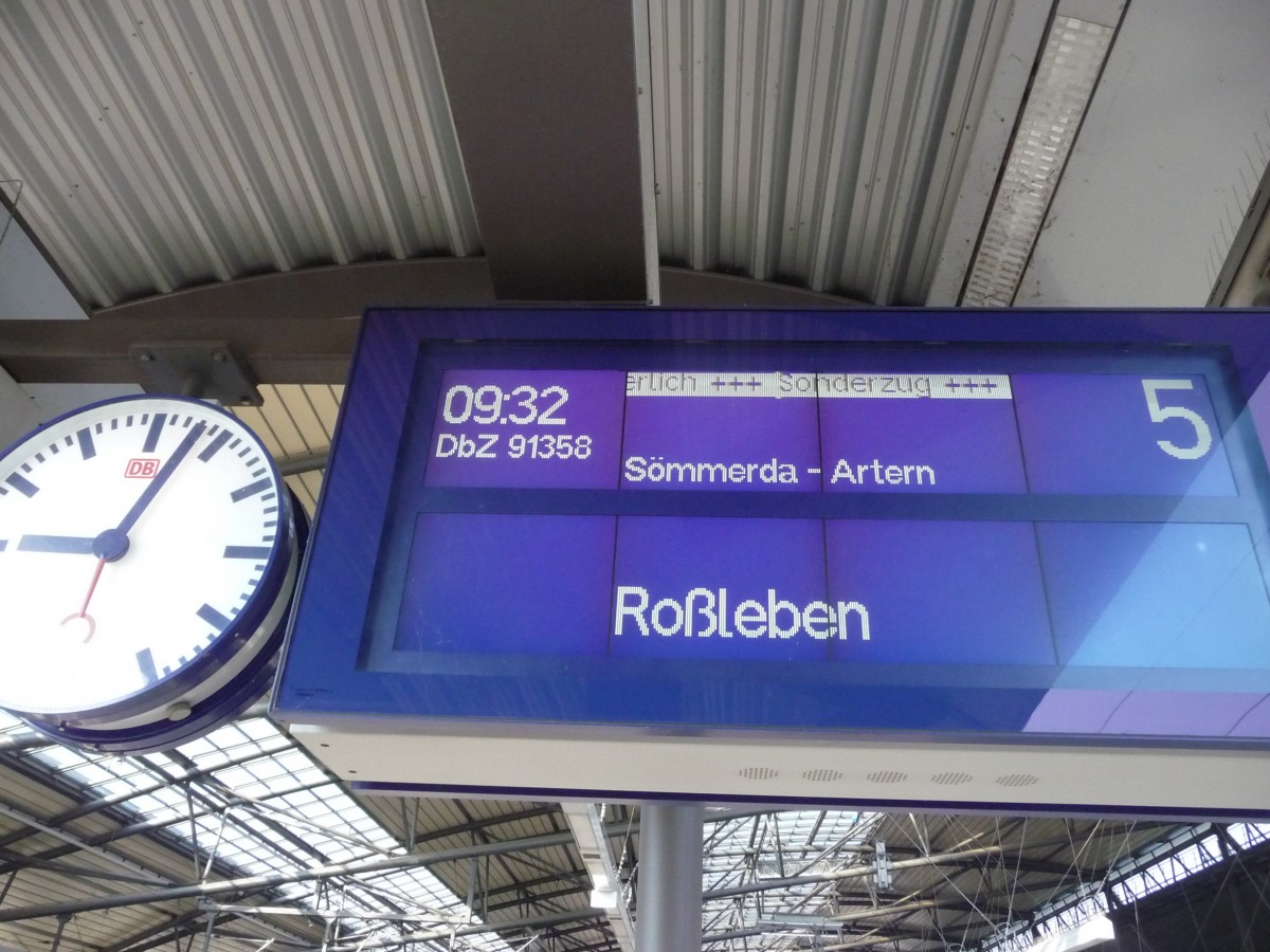 Zugzielanzeiger f�r den  Unstrut-Schrecke-Express  DbZ 91358 nach Ro�leben, am 24.08.2013 in Erfurt Hbf. (Foto: Christian Kirchner)