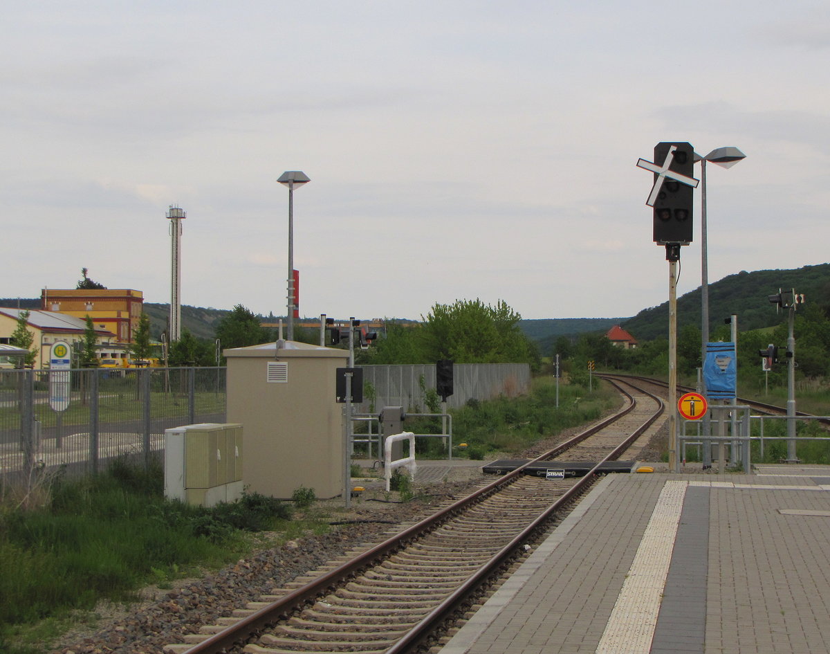 Zuk�nftige neue Sicherungstechnik, am 21.05.2016 am Bahnsteig in Laucha.