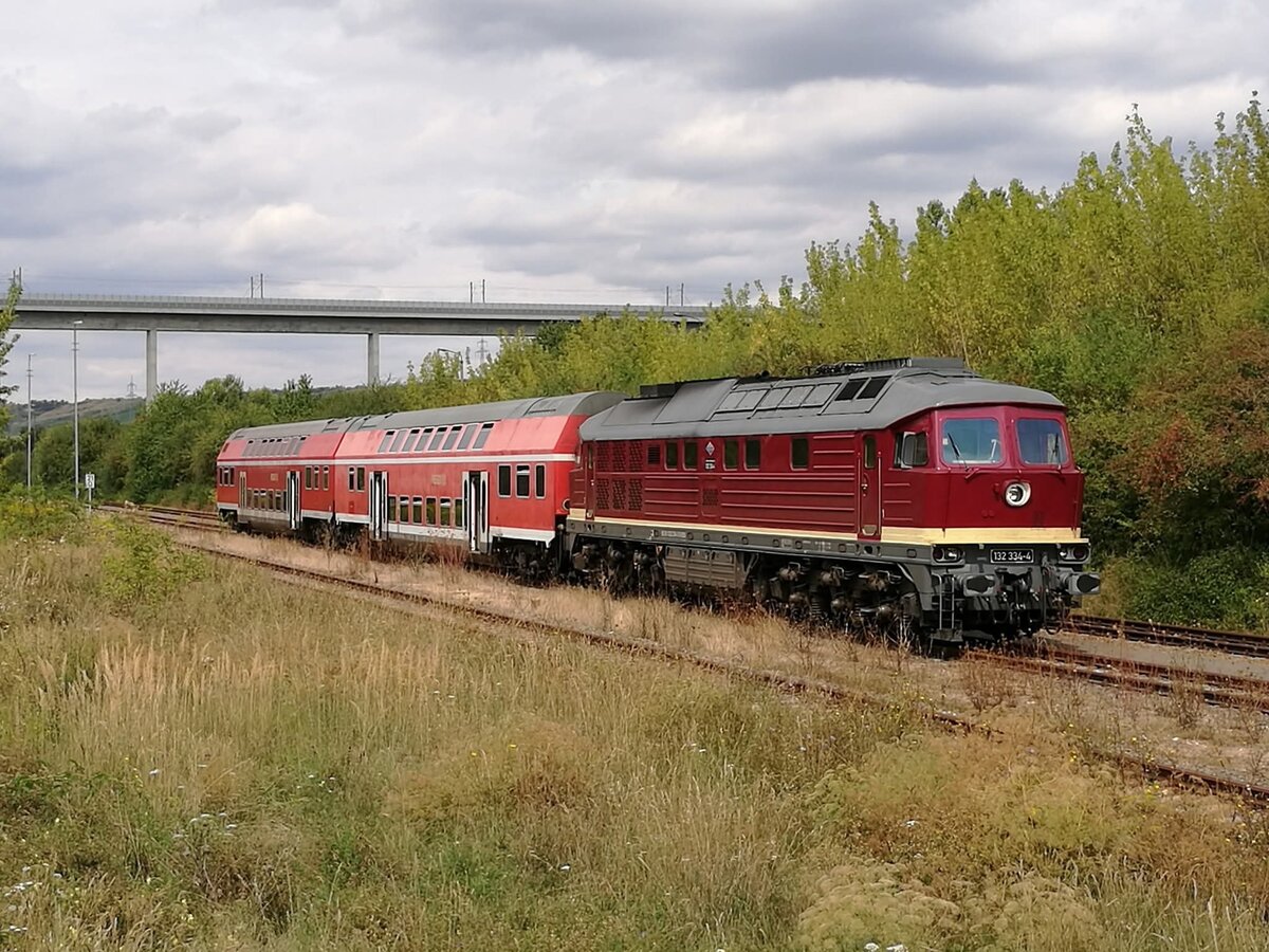 Zum 11. Unstrutbahnfest in Laucha (Unstrut) und dem 7. Unstrutradwandertag pendelte am 20.08.2016 die EBS 132 334-4 mit 2 Doppelstockwagen mehrmals auf der Unstrutbahn zwischen Karsdorf und Naumburg (S) Hbf. Hier steht der Sonderzug in Karsdorf Bbf. (Foto: Marcel Grauke)