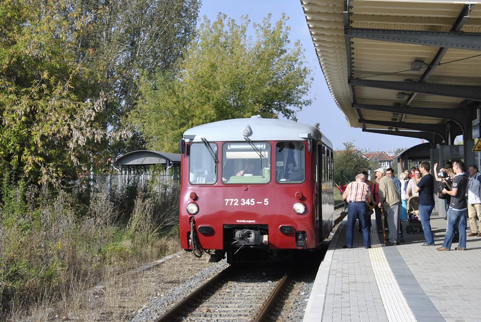 Zum 9. Unstrutbahnfest am 05.10.2014 pendelte das bei der Erfurter Bahnservice GmbH aus Karsdorf gemietete Ferkeltaxi 772 345-5 zwischen Laucha und Naumburg von 12 Uhr bis 17 Uhr im Stundentakt. Mit einem Unterwegshalt in Freyburg kamen auch Tagestouristen im Unstruttal in den Genu� dieser besonderen Fahrt. (Foto: Dieter Weber)