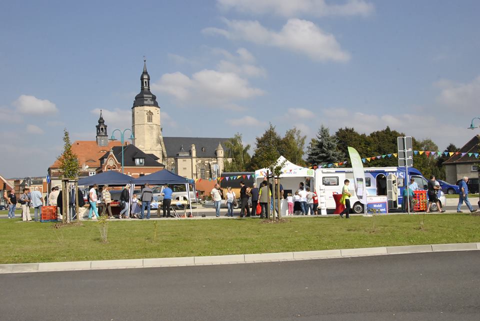Zum 9. Unstrutbahnfest am 05.10.2014 in Laucha gab es an der alten Laderampe eine Kindereisenbahn, ein Trampolin und einen Zuckerwattestand zu entdecken. Entlang der Parkpl�tze an der Bushaltestelle gab es verschiedene Infost�nde. So gab es eine kleine Modellbahn zu bestaunen, der MDV war mit einem Infomobil dabei, die Stra�enbahnfreunde aus Naumburg waren da, die Verbandsgemeinde  An der Finne  hatte einen Infostand und alte Autos und Traktoren waren ausgestellt. Selbstverst�ndlich gab es auch Essen- und Getr�nkest�nde. Ein besonderes Schmankerl waren die selbstgebackenen Pl�tzchen in Form einer Dampflok und eines Andreaskreuzes. (Foto: Dieter Weber)