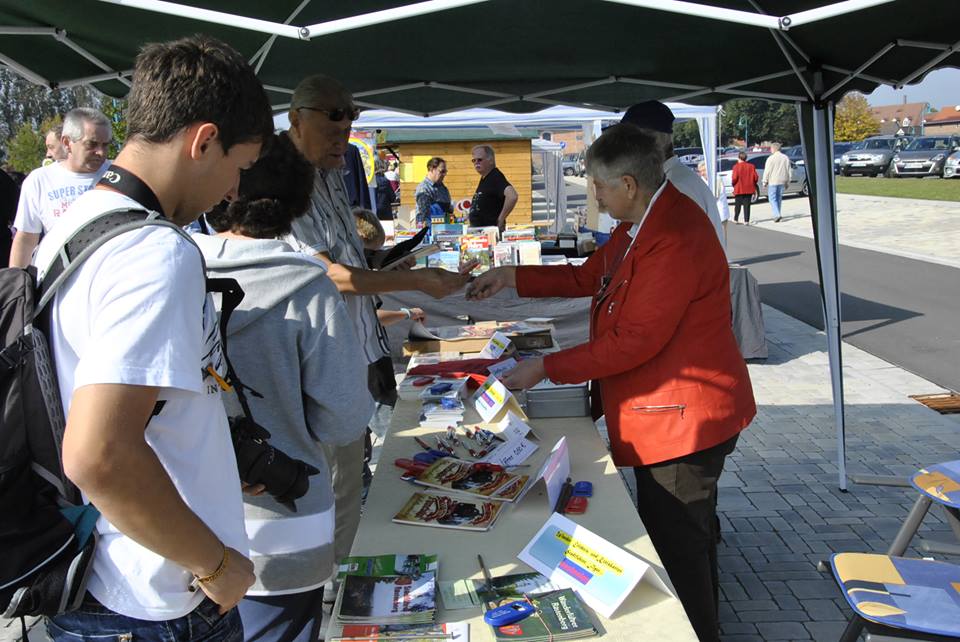 Zum 9. Unstrutbahnfest am 05.10.2014 in Laucha gab es an der alten Laderampe eine Kindereisenbahn, ein Trampolin und einen Zuckerwattestand zu entdecken. Entlang der Parkpl�tze an der Bushaltestelle gab es verschiedene Infost�nde. So gab es eine kleine Modellbahn zu bestaunen, der MDV war mit einem Infomobil dabei, die Stra�enbahnfreunde aus Naumburg waren da, die Verbandsgemeinde  An der Finne  hatte einen Infostand und alte Autos und Traktoren waren ausgestellt. Selbstverst�ndlich gab es auch Essen- und Getr�nkest�nde. Ein besonderes Schmankerl waren die selbstgebackenen Pl�tzchen in Form einer Dampflok und eines Andreaskreuzes. (Foto: Dieter Weber)