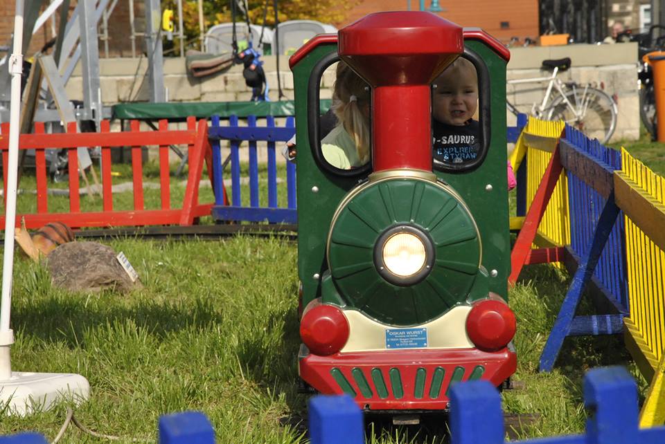 Zum 9. Unstrutbahnfest am 05.10.2014 in Laucha gab es an der alten Laderampe u.a. eine Kindereisenbahn, die bei den kleinen Besuchern nat�rlich bestens ankam. (Foto: Dieter Weber)