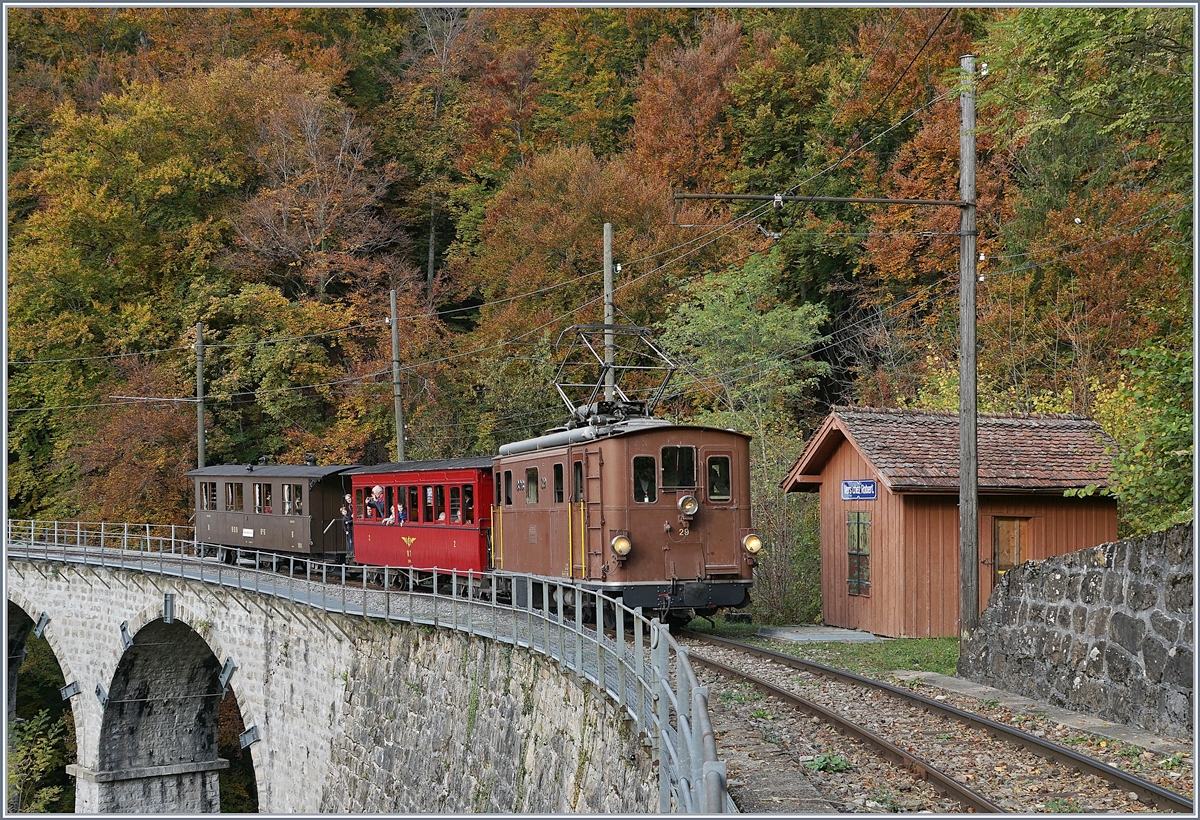 Zum Abschluss der 51. Saison der Blonay-Chamby Bahn verwöhnte die Museumsbahn unter dem Titel  LA DER  die Besucher mit einem verstärkten Fahrplan und dem Einsatz besonders schöner Fahrzeuge, wie z. B der BOB HGe 3/3 29, hier bei Vers-Chez Robert auf der Fahrt Richtung Chaulin Musée. 
27. Okt. 2019