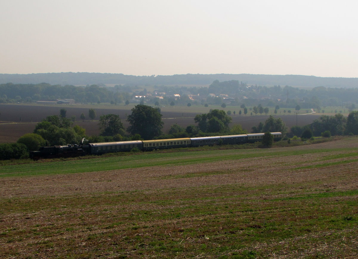Zum allj�hrlichen Winzerfest in Freyburg verkehrte auch dieses Jahr wieder die EMBB 52 8154-8 aus Leipzig-Plagwitz ins Unstruttal. Mit dem DPE 74346 (Leipzig-Plagwitz - Karsdorf) ist sie hier zwischen Kleinjena und Ni�mitz unterwegs.
