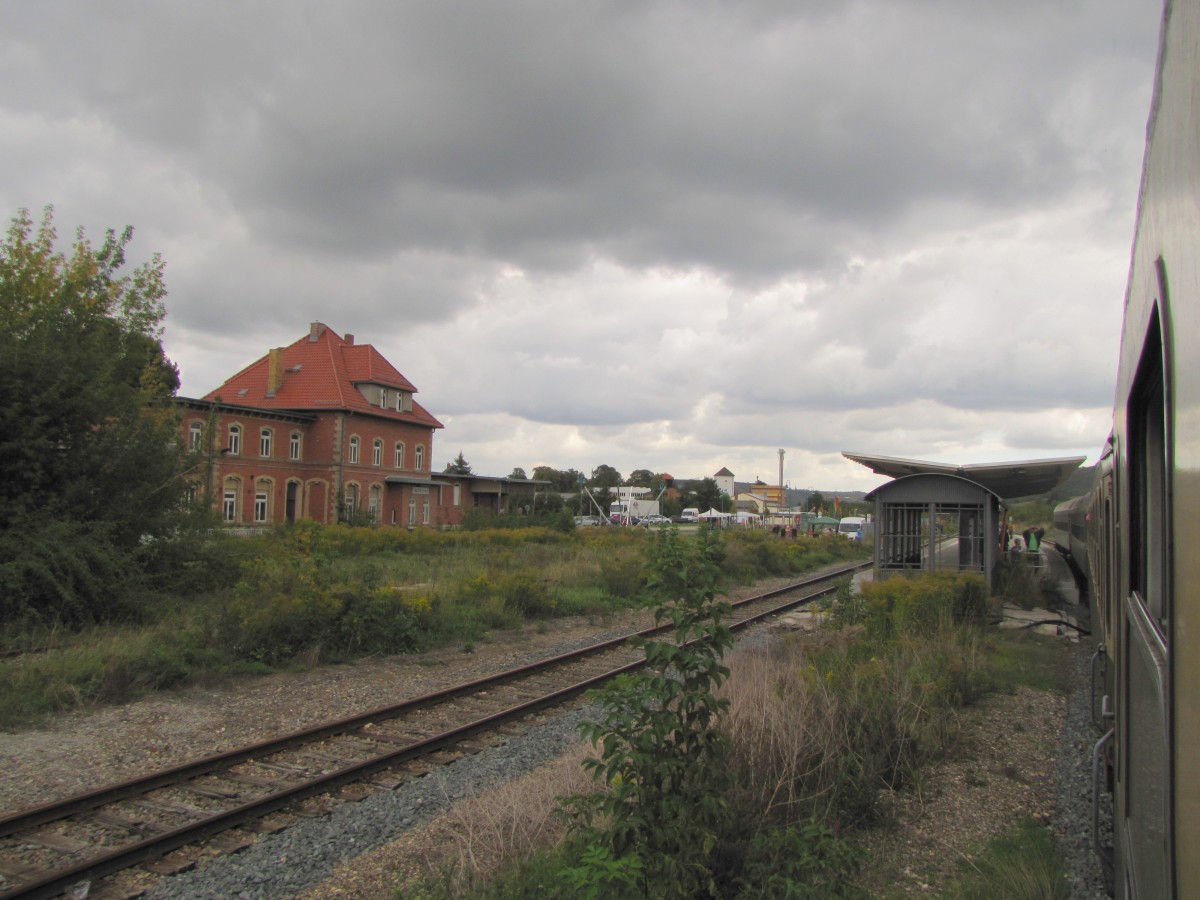 Zum Bahnhofsfest des Finnebahnvereins in Laucha am 27.09.2015 konnte der  Rotk�ppchen-Express II  aus Altenburg ab Freyburg als Sonderzug bis Karsdorf genutzt werden. In den nostalgischen DR-Wagen von DB Regio Th�ringen wurde bei offenem Fenster Laucha verlassen.
