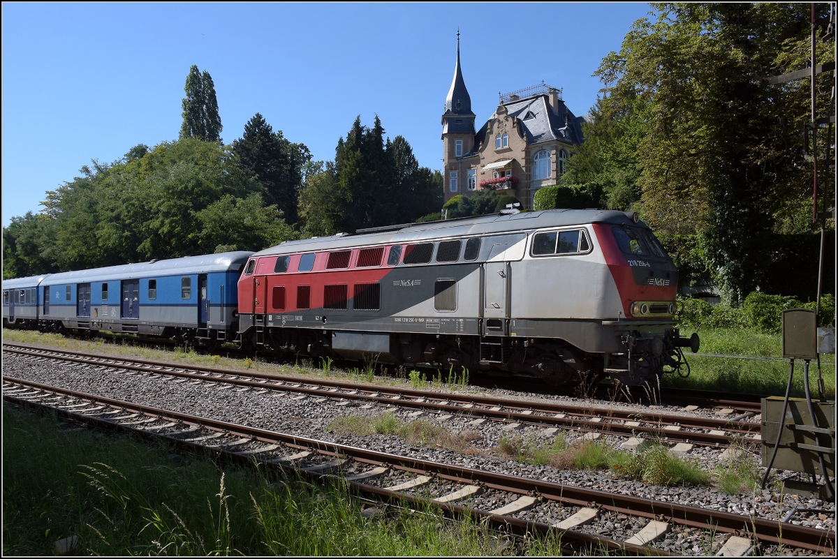Zum Thema Nahverkehr vor 40 Jahren. Hier gibt es einen  Museumsverkehr  vom Feinsten diesen Sommer. 

218 256, ex DB, ex GKB, ex Elba, nun NeSa war wohl den Umbau der 218er in Österreich entgangen und präsentiert sich im Originalzustand. Für Fans historischer Dieselloks und 218-Fans ein echtes Highlight. Dahinter der ebenfalls mittlerweile historische n-Wagenzug mit Schnellzug-Gepäckwagen bei der Kreuzzung in Überlingen. Soviel zur 218 ein wenig am Thema Schweizer Bahnen vorbei. Aber ich weiss, dass es hier echte 218er-Fans gibt. Juli 2022.