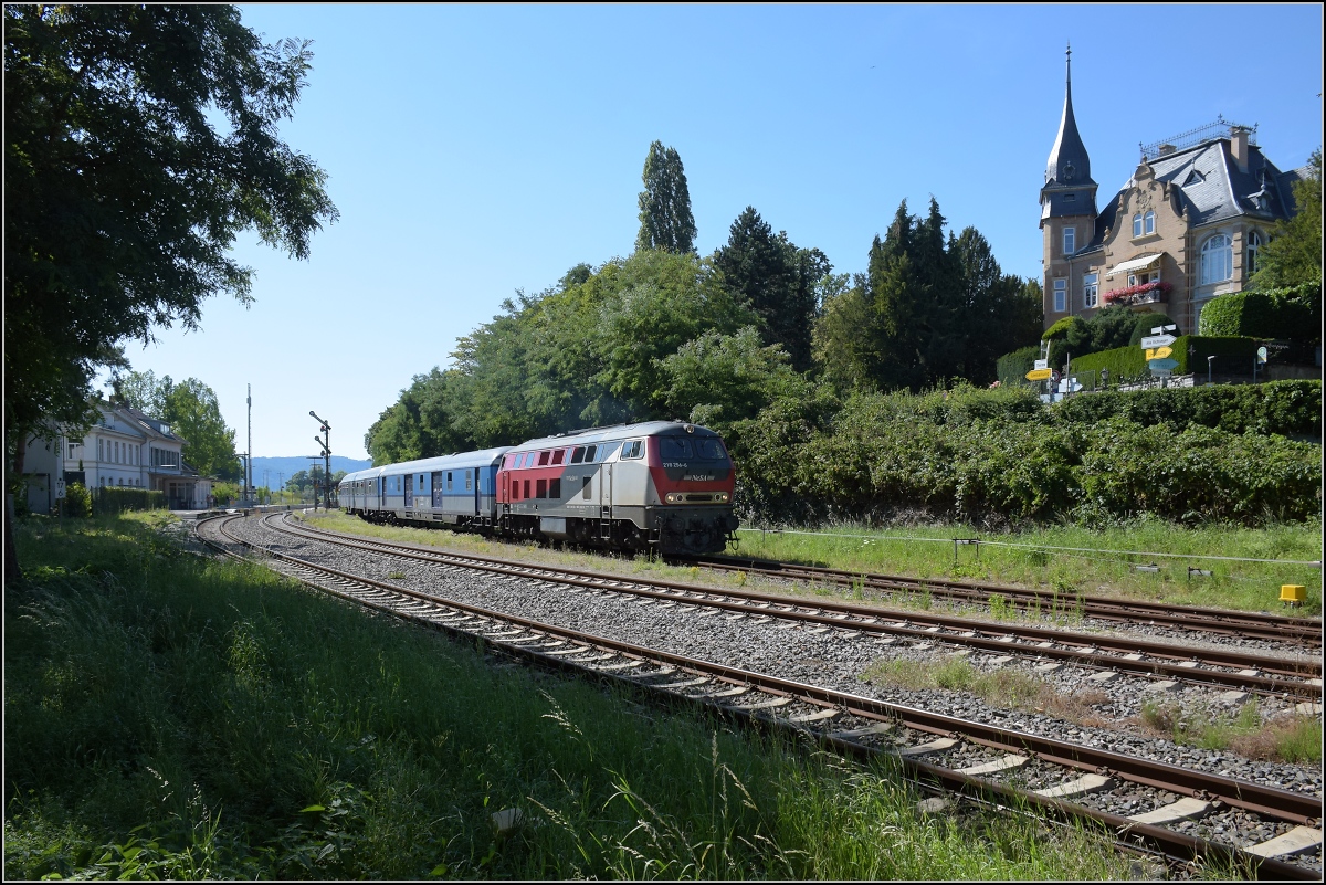 Zum Thema Nahverkehr vor 40 Jahren. Hier gibt es einen  Museumsverkehr  vom Feinsten diesen Sommer. 

218 256, ex DB, ex GKB, ex Elba, nun NeSa war wohl den Umbau der 218er in Österreich entgangen und präsentiert sich im Originalzustand. Für Fans historischer Dieselloks und 218-Fans ein echtes Highlight. Dahinter der ebenfalls mittlerweile historische n-Wagenzug mit Schnellzug-Gepäckwagen bei der Kreuzzung in Überlingen. Juli 2022.