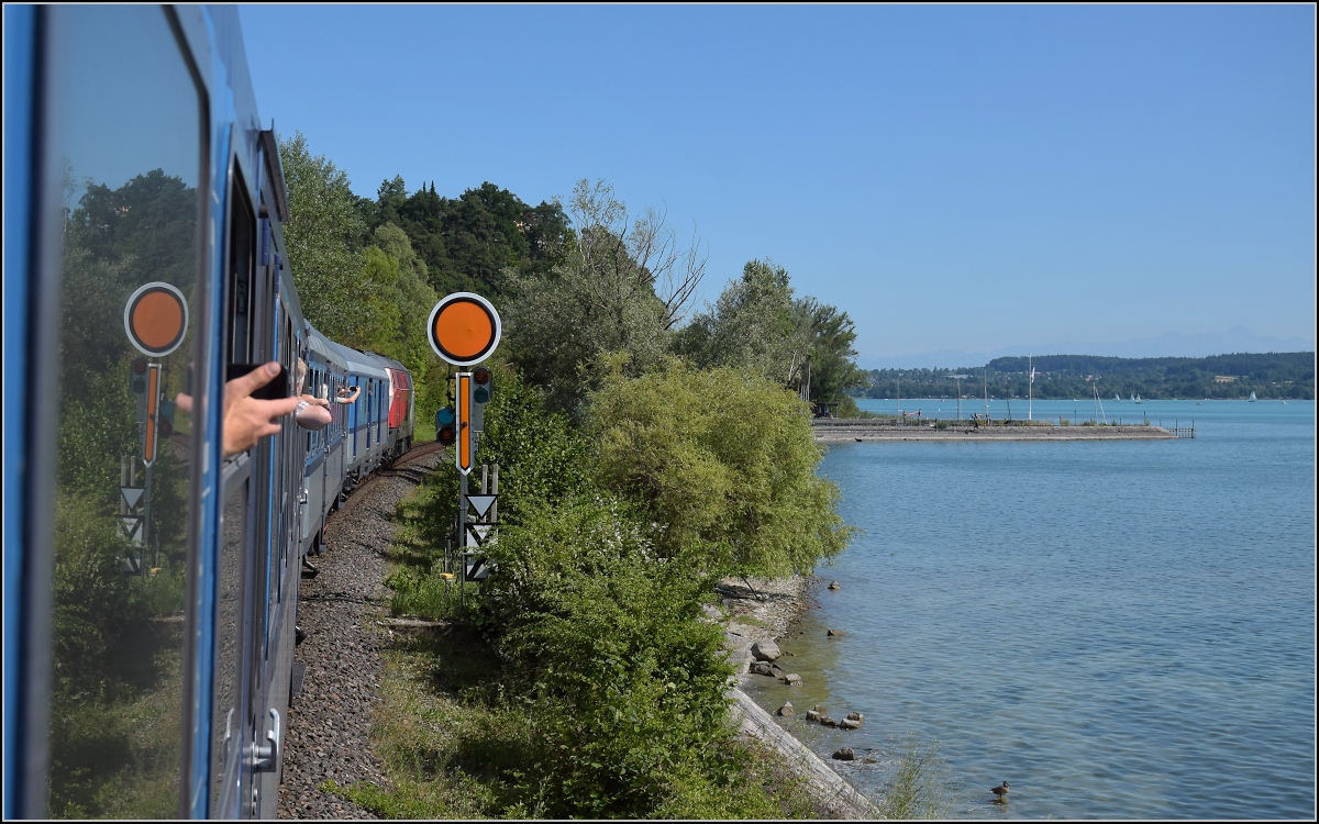 Zum Thema Nahverkehr vor 40 Jahren. Hier gibt es einen  Museumsverkehr  vom Feinsten diesen Sommer.

Mit 218 256 am Bodensee entlang. Überlingen, Juli 2022.