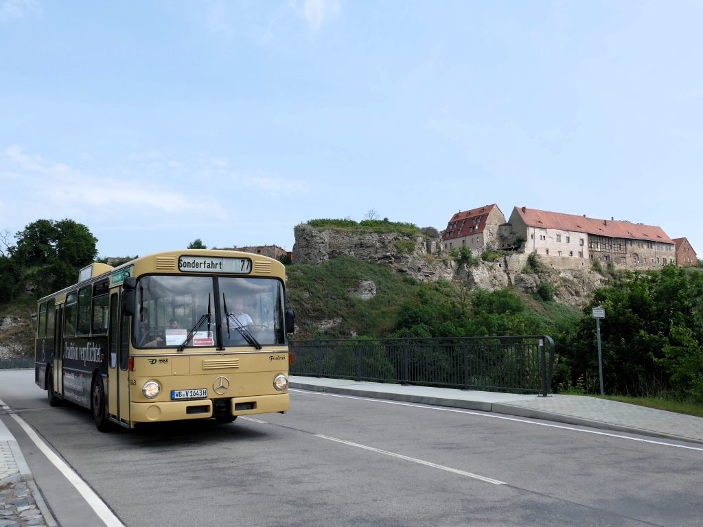 Zum Unstrutbahnfest am 01.06.2024 in Nebra hat die IG Unstrutbahn e.V. zusammen mit Abellio wegen Personalengp�ssen einen nostaligischen Pendelbus zwischen Laucha (Unstrut) und Ro�leben bestellt. Die Leistung wurde vom Omnibusbetrieb Mitteldeutschland mit einem Mercedes Benz O305 �Friedrich� gefahren. Auf der Unstrutbr�cke unterhalb der Burg Wendelstein auf der Fahrt nach  Laucha.