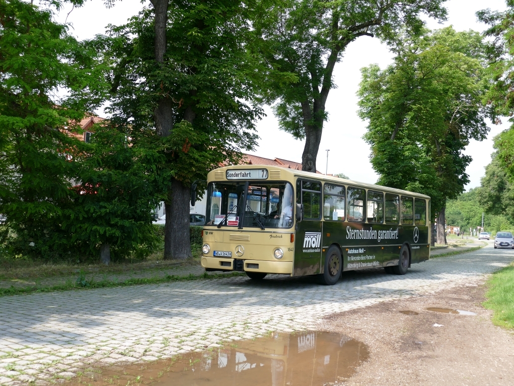 Zum Unstrutbahnfest am 01.06.2024 in Nebra hat die IG Unstrutbahn e.V. zusammen mit Abellio wegen Personalengp�ssen einen nostaligischen Pendelbus zwischen Laucha (Unstrut) und Ro�leben bestellt. Die Leistung wurde vom Omnibusbetrieb Mitteldeutschland mit einem Mercedes Benz O305 �Friedrich� gefahren. Ankunft am Bahnhof Ro�leben.