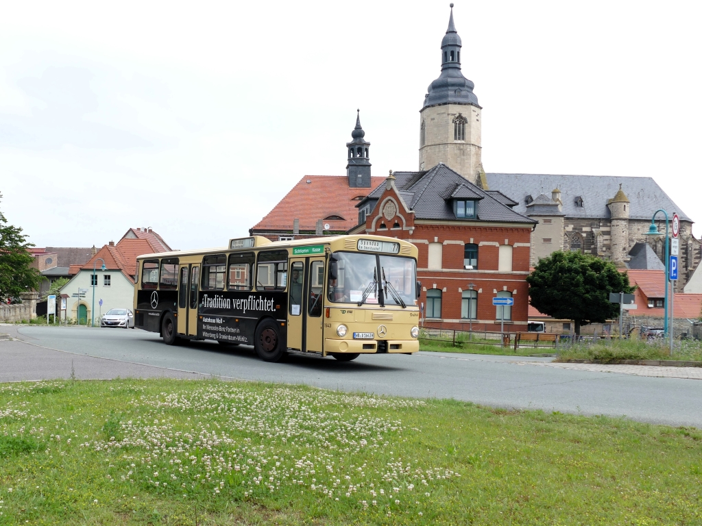 Zum Unstrutbahnfest am 01.06.2024 in Nebra hat die IG Unstrutbahn e.V. zusammen mit Abellio wegen Personalengp�ssen einen nostaligischen Pendelbus zwischen Laucha (Unstrut) und Ro�leben bestellt. Die Leistung wurde vom Omnibusbetrieb Mitteldeutschland mit einem Mercedes Benz O305 �Friedrich� gefahren. Ankunft Laucha(Unstrut), am 01.06.2024.