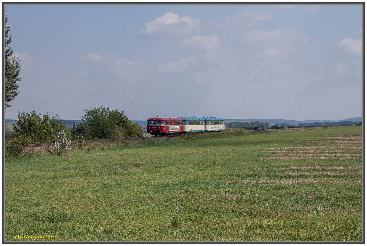 Zum Unstrutbahnfest am 27.08.2017 pendelte der  Unstrut-Schrecke-Express  mehrmals zwischen Roßleben und Artern. Hier sind 798 813 + 798 592 + 998 633 der Wisentatalbahn/DRE bei Nausitz unterwegs nach Artern. (Foto: Veit Peterhänsel)