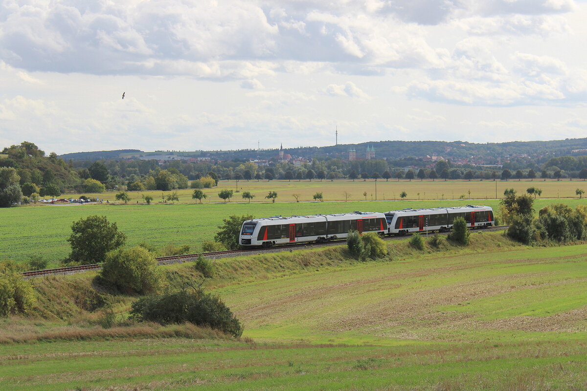 Zum Winzerfest in Freyburg (U) wurden die Z�ge zwischen Naumburg (S) Ost und Wangen (U) bzw. Ro�leben in Doppeltraktion gefahren Als RB 80558 von Naumburg (S) Ost nach Ro�leben sind hier am 13.09.2025 Start Mitteldeutschland 1648 402 + 1648 412 bei Kleinjena unterwegs.