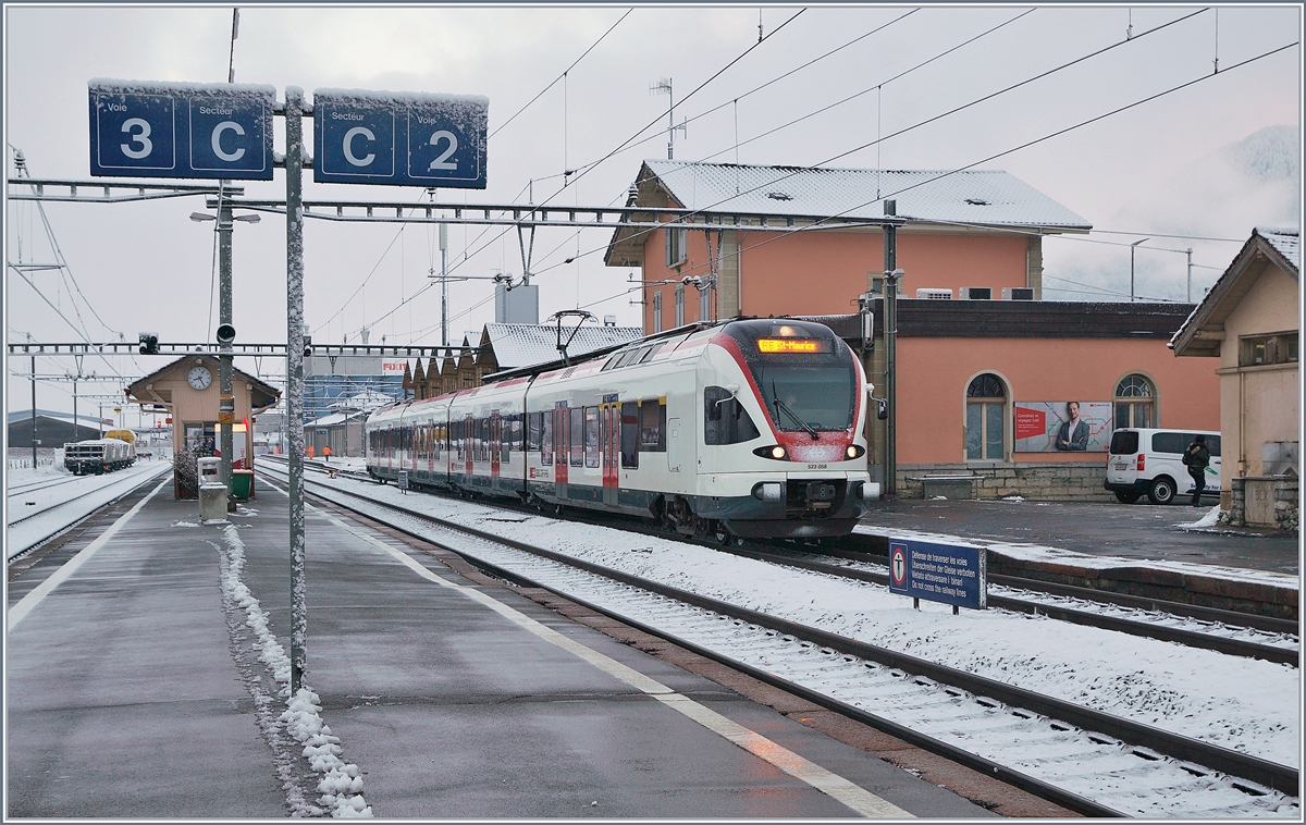Zur Optimierung der Anschlüsse in Lausanne von Bern her, verkehren einige RE kurz nach dem IR 90 bis St-Maurice.
Im Bild einer der neuerdings dafür eingesetzen Flirts, der RABe 523 058, beim Halt in Bex.

29. Jan. 2019