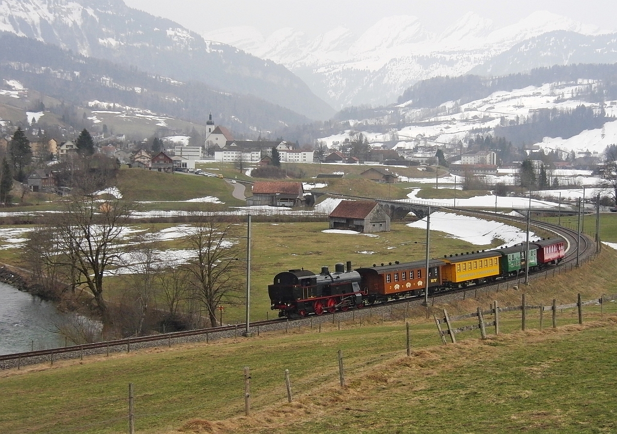 Zur Überraschung des Fotografen fuhr am 17.03.2012 zwischen Neu St. Johann und Krummenau ein Sonderzug, gezogen von einer Eb 3/5 durch das Thutal.