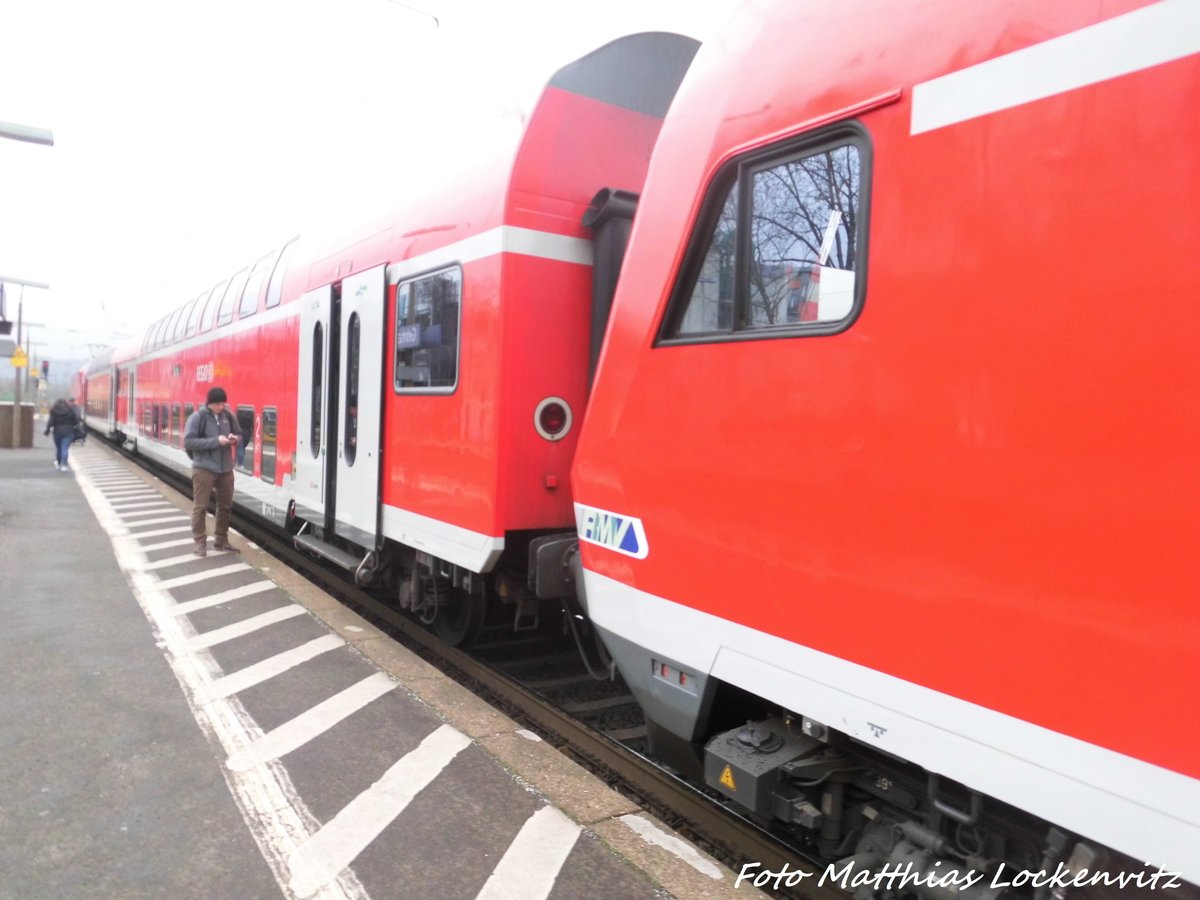 Zustzlich sind in der RB nach Fulda 2 durchgangs-Doppelstockwagen angekoppelt worden und wird von der 114 022 gezogen am 31.3.16