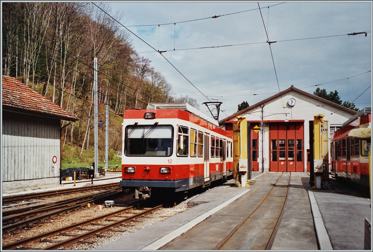 Zwanzig Jahre später sind die drei BDe 4/4 1-3 nicht mehr Einsatz, und die BDe 4/4 11 - 14 (1986) haben den Verkehr übernommen. 

Im Bild der in Waldenburg abgestellte BDe 4/4 N° 12. 

24. April 2001