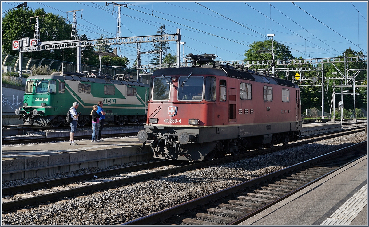 Zwar etwas ungeschickt platziert, aber es war die einzige Möglichkeit die BAM (MBC) und die SBB RE 4/4 II gemeinsam auf Bild zu bekommen.

Morges, den 8. Juni 2019