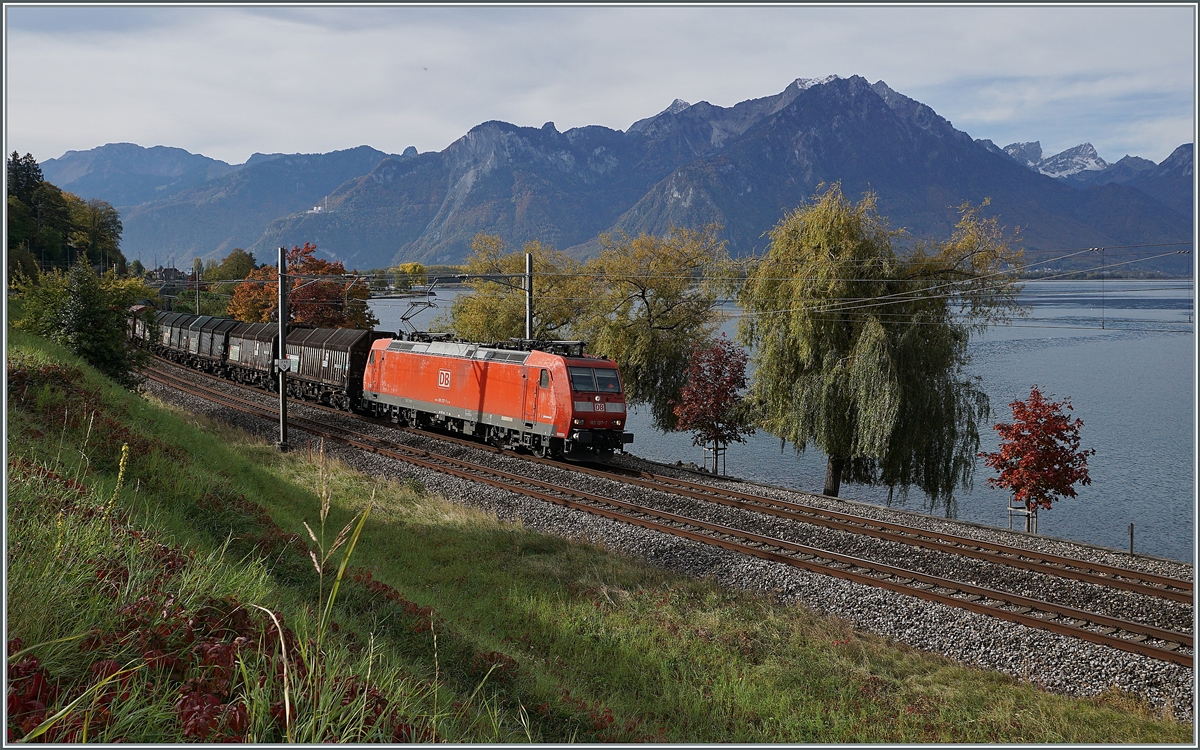 Zwar kann eine DB 185 mit der schönen  Novelis  189 kaum verglichen werden, doch bringt die DB Lok doch etwas Abwechslung an den Genfersee und bietet sich besonders im bunten Herbst als Fotosujet an: Die DB 185 137-7 ist mit ihrem Novelis Güterzug kurz nach Villeneuve auf der Fahrt nach Göttingen.

20. Oktober 2020