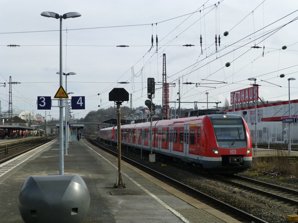 Zwei 422er (422 004 vorne) als S8 in Oberbarmen, 27.2.14.