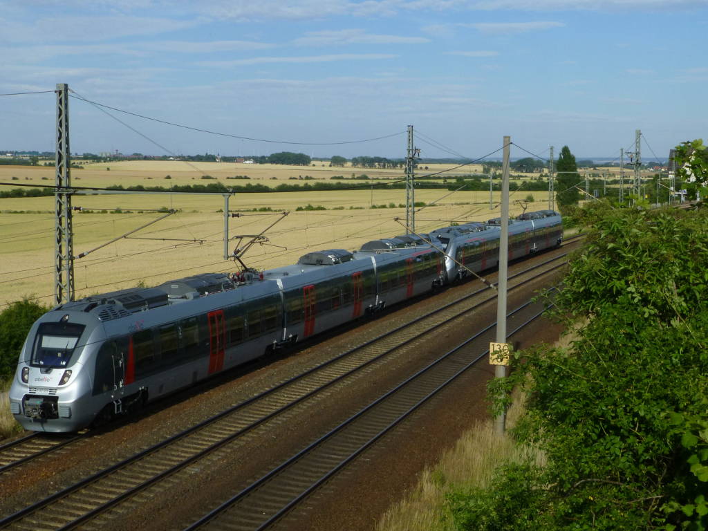 Zwei 442-1 (442 109 vorne) bilden am 10.7.16 einen RB20 nach Eisenach, hier bei der Ausfahrt in Seebergen.