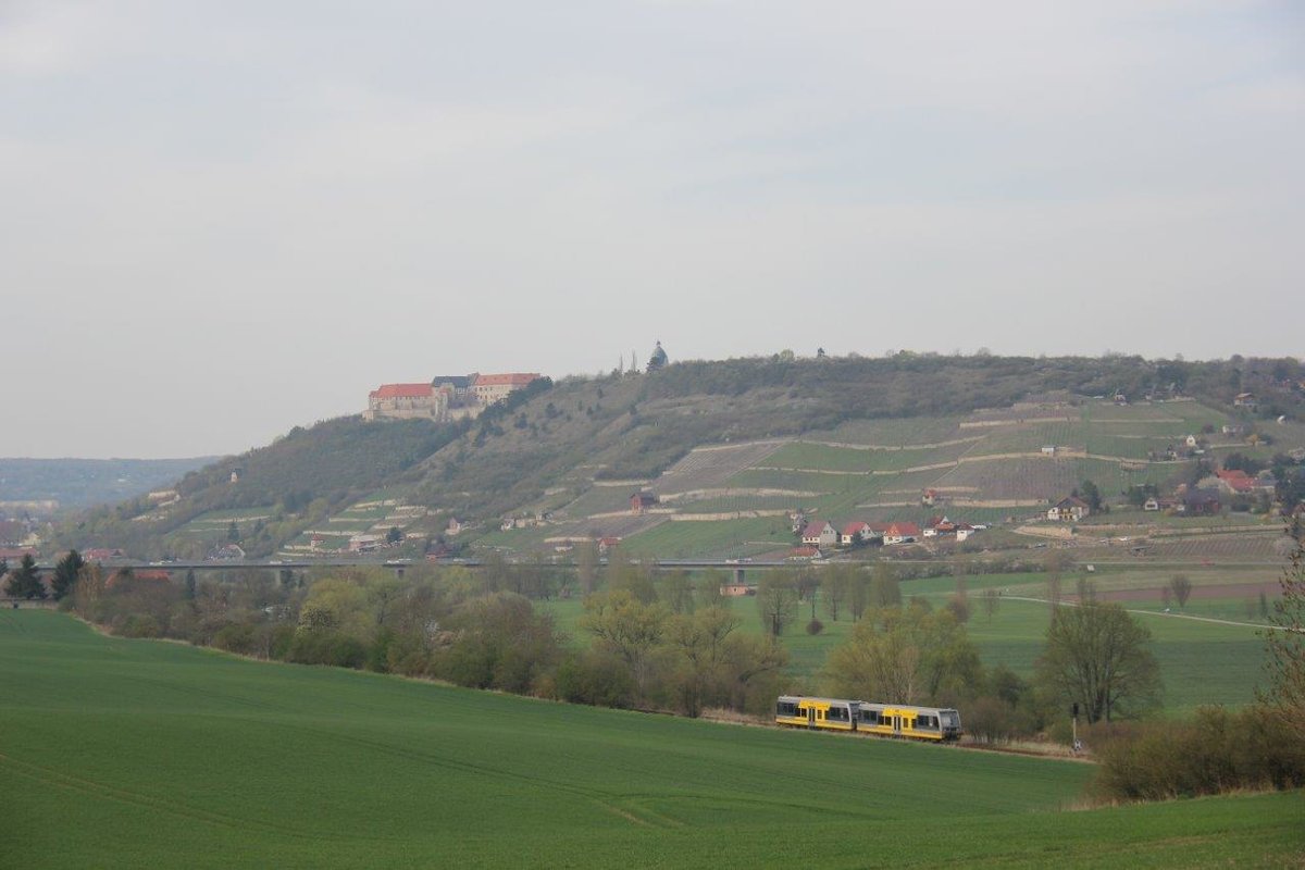 Zwei 672er der Burgenlandbahn als RB 26884 von Naumburg Ost nach Wangen, am 15.04.2018 bei Nißmitz. (Foto: Wolfgang Krolop)