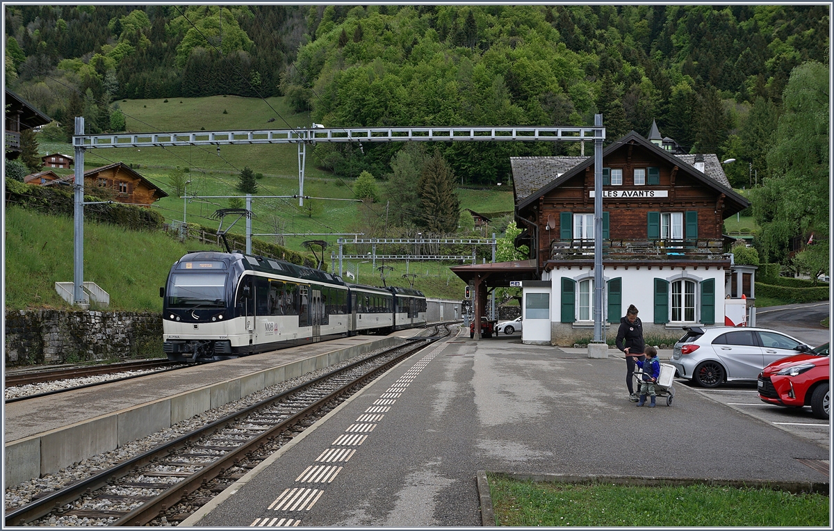 Zwei Alpina ABe 4/4 - Be 4/4 Serie 9000 mit nur einem Zwischenwagen sind als Regionalzug von Zweisimmen nach Montreux unterwegs und erreichen Les Avants.

2. Mai 2020