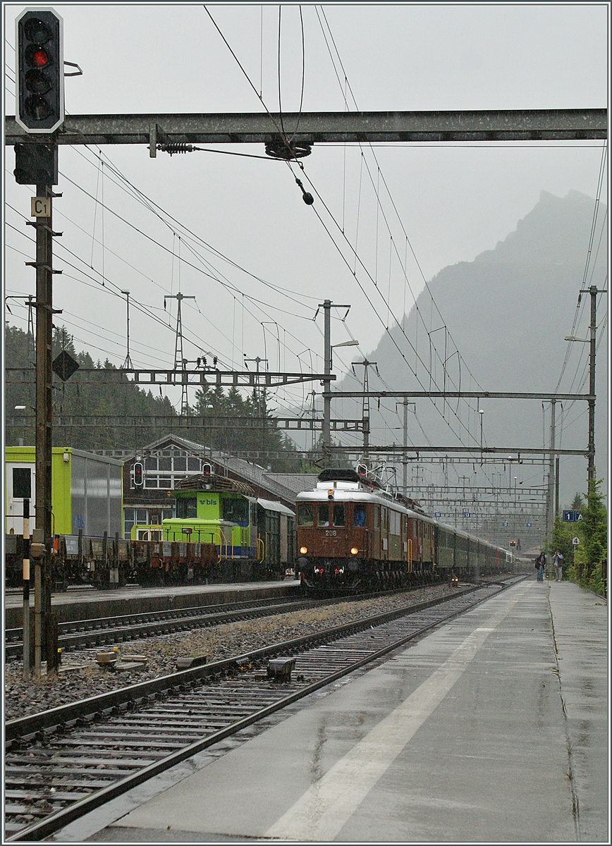 Zwei BLS Ae 6/8 ziehen bei schlechtem Wetter ihren Jubiläumszug 100 Jahre BLS beim Nordrampenfest nach Kandersteg und haben ihr Ziel fast erreicht.
29. Juni 2013