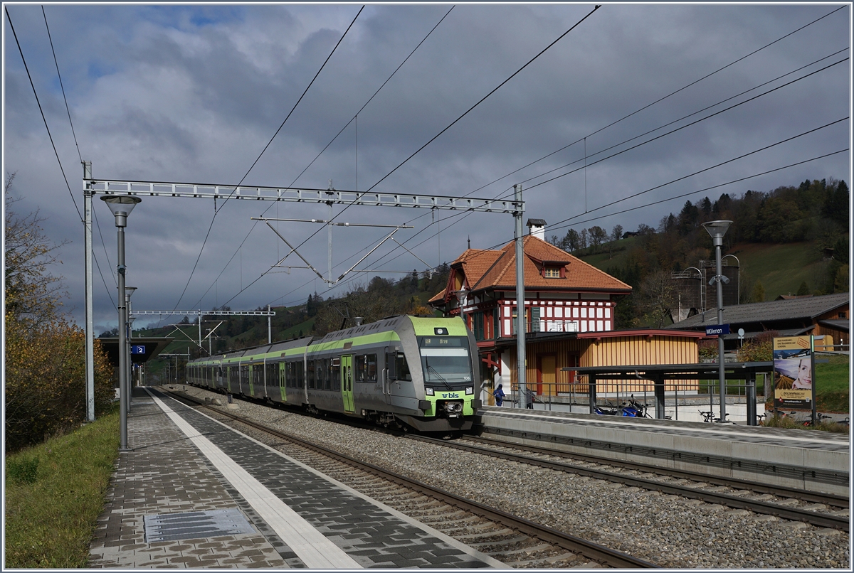 Zwei BLS RABe 535  Lötschberger  nach Brig erreich Mülenen.
30. Okt. 2017r
