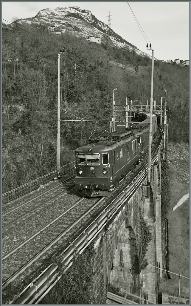 Zwei BLS Re 4/4 erreichen in Kürze den keinen Bahnhof Preglia auf der Simplon Südrampe. 
27. Jan. 2015