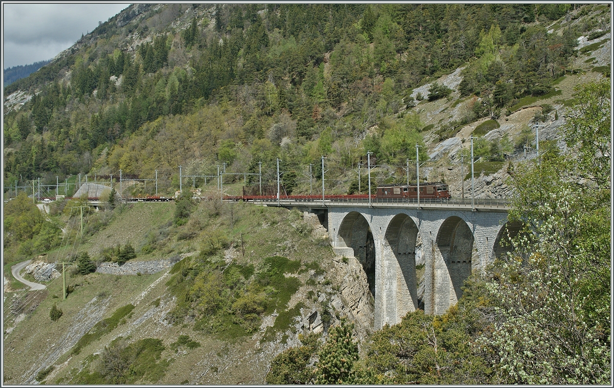 Zwei BLS Re 4/4 mit einem Güterzug auf dem Luogelkinn Viaduckt bei Hohtenn. 
4. Mai 2013