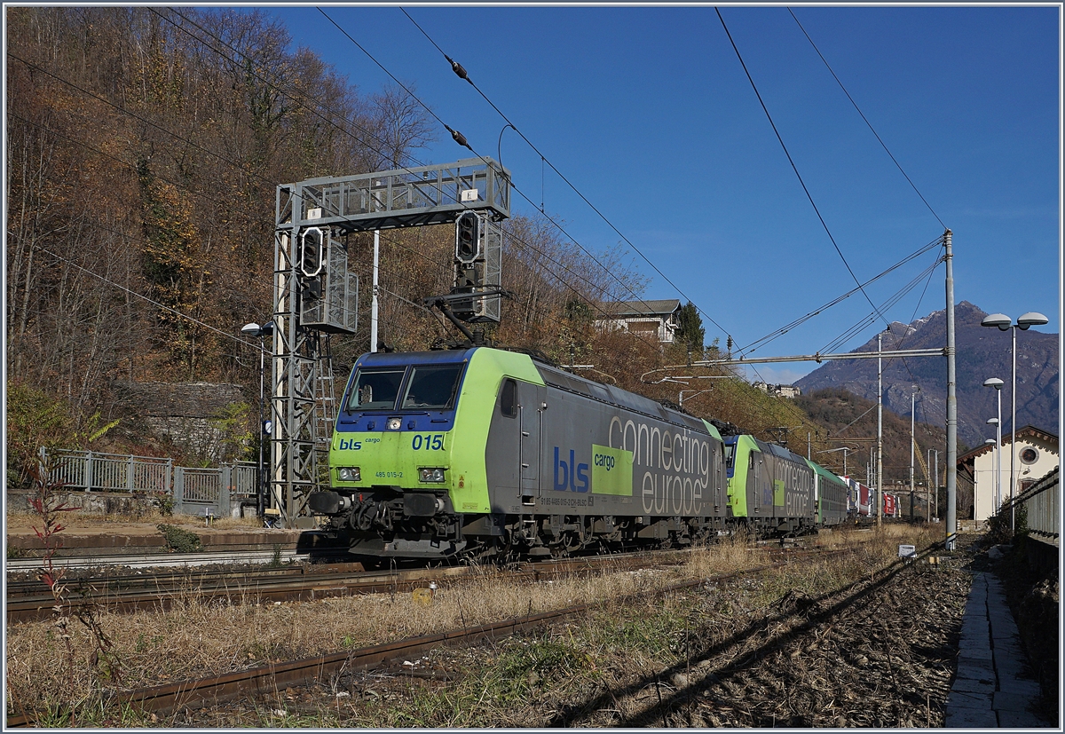 Zwei BLS Re 485 erreichen mit einer RoLa nach Novara den Bahnhof von Preglia, wo der Zug wieder auf das linke Gleis, welche von Varzo nach Preglia nach nicht zugelassen ist.
21. Nov. 2017