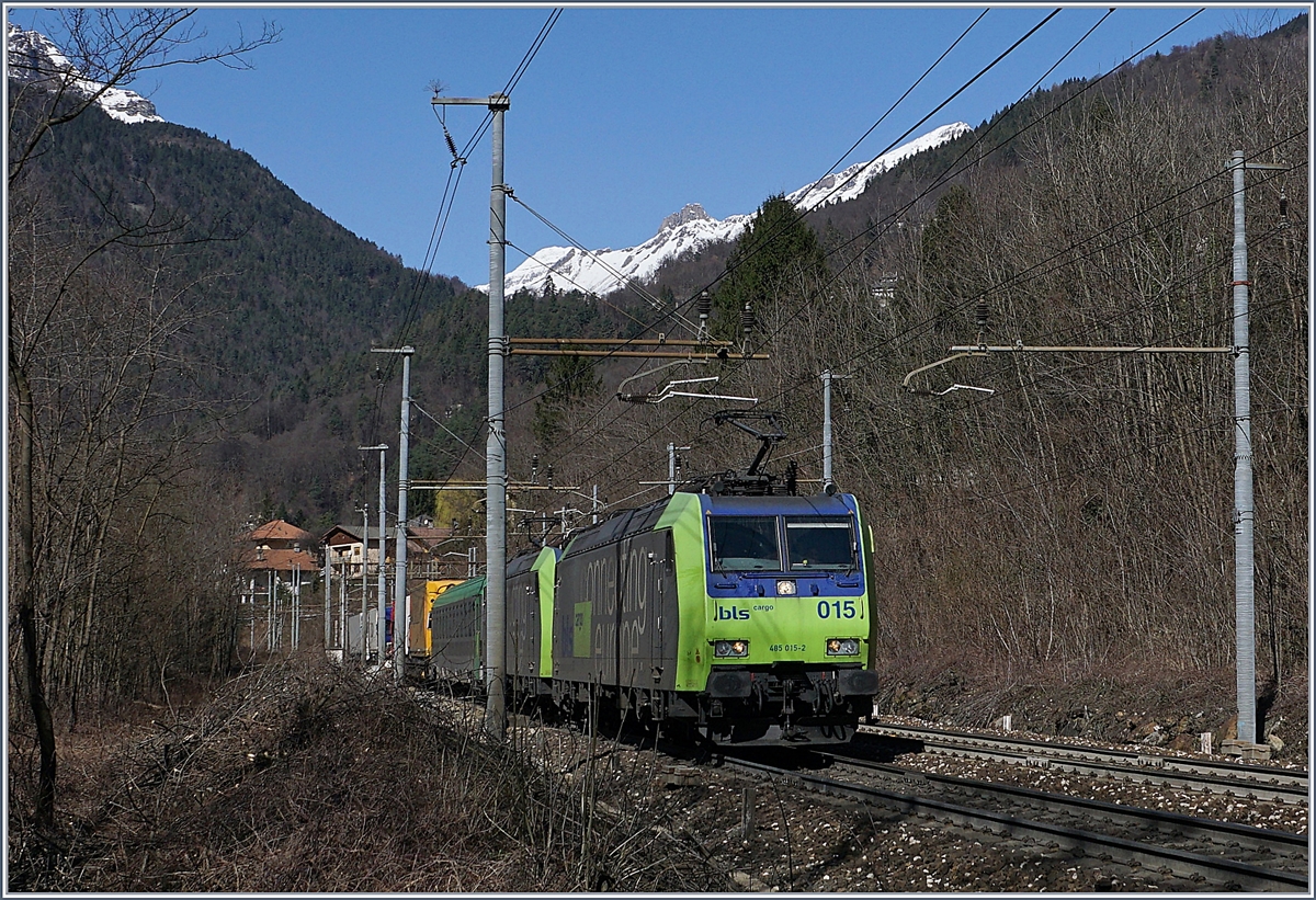 Zwei BLS Re 485 mit einer RoLa bei Varzo.
11. März 2017